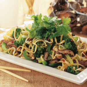 Chow mein with pork and green vegetables