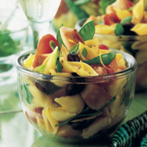 Pasta and chicken salad with basil