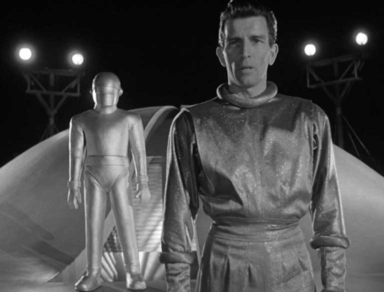 Who starred in the 2008 remake of the 1951 UFO classic, “The Day the Earth Stood Still”?