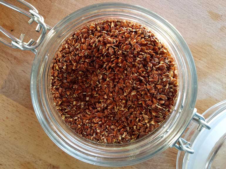 4. Sprinkle 2 tablespoons of linseed on your morning yoghurt