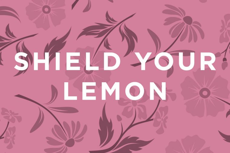Here’s the right way to squeeze a lemon into your drink: