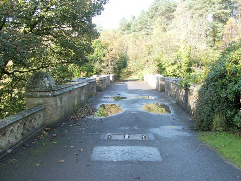 The bridge at Overtoun that calls dogs to their maker