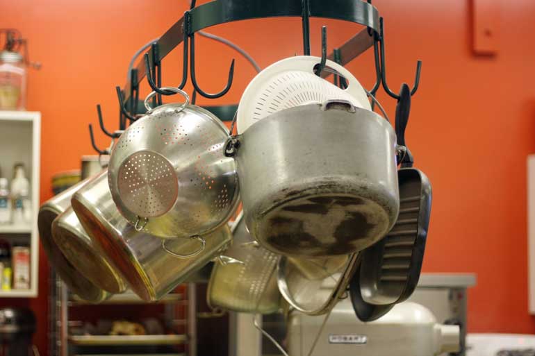 2. Remove stains on pots and pans