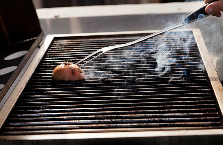 Mistake 10: Not cleaning the grill