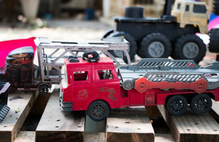 Transformable toy trucks