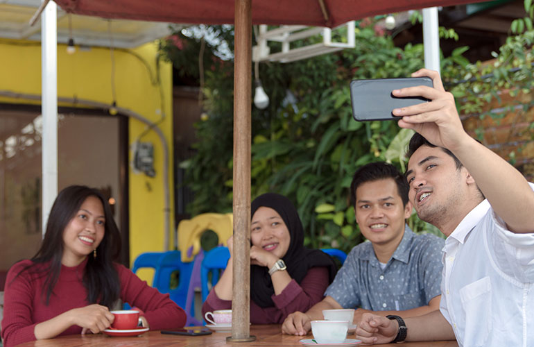 Keep a close circle of successful friends
