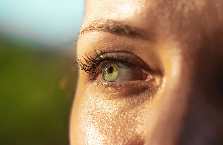 6 easy ways to revive tired eyes | Reader's Digest Australia