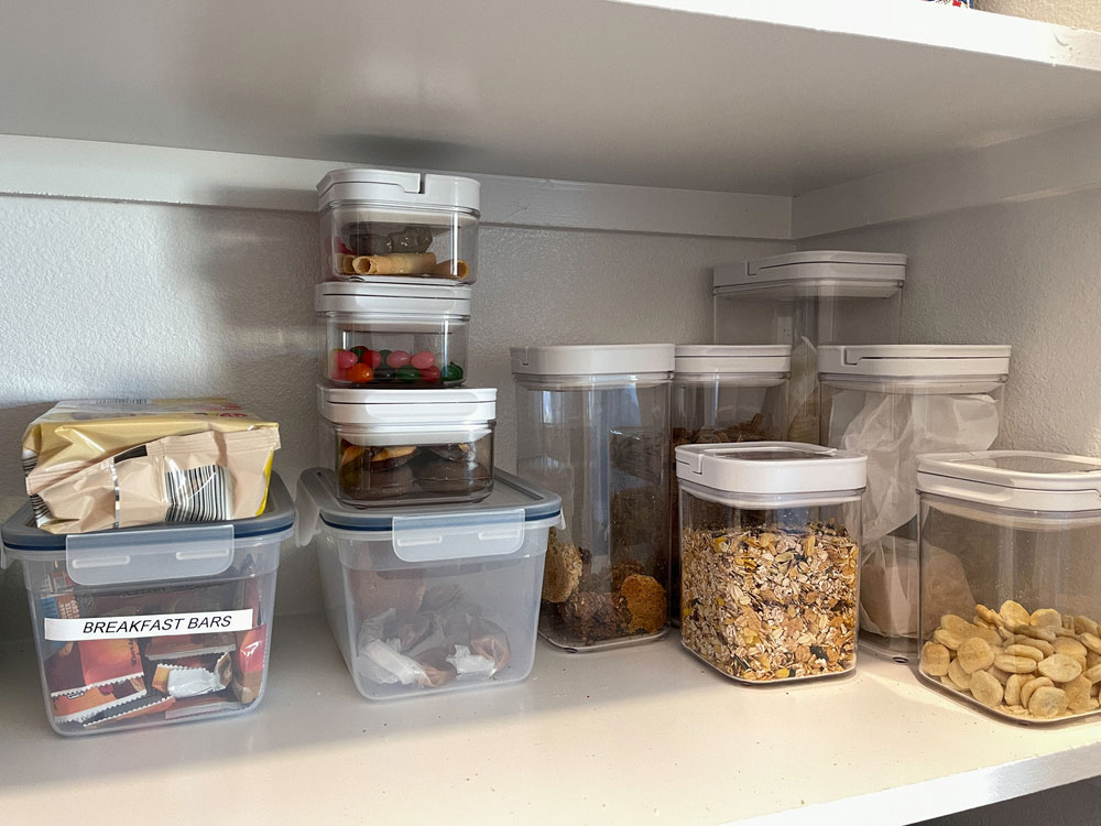 Food storage containers with rubber seals
