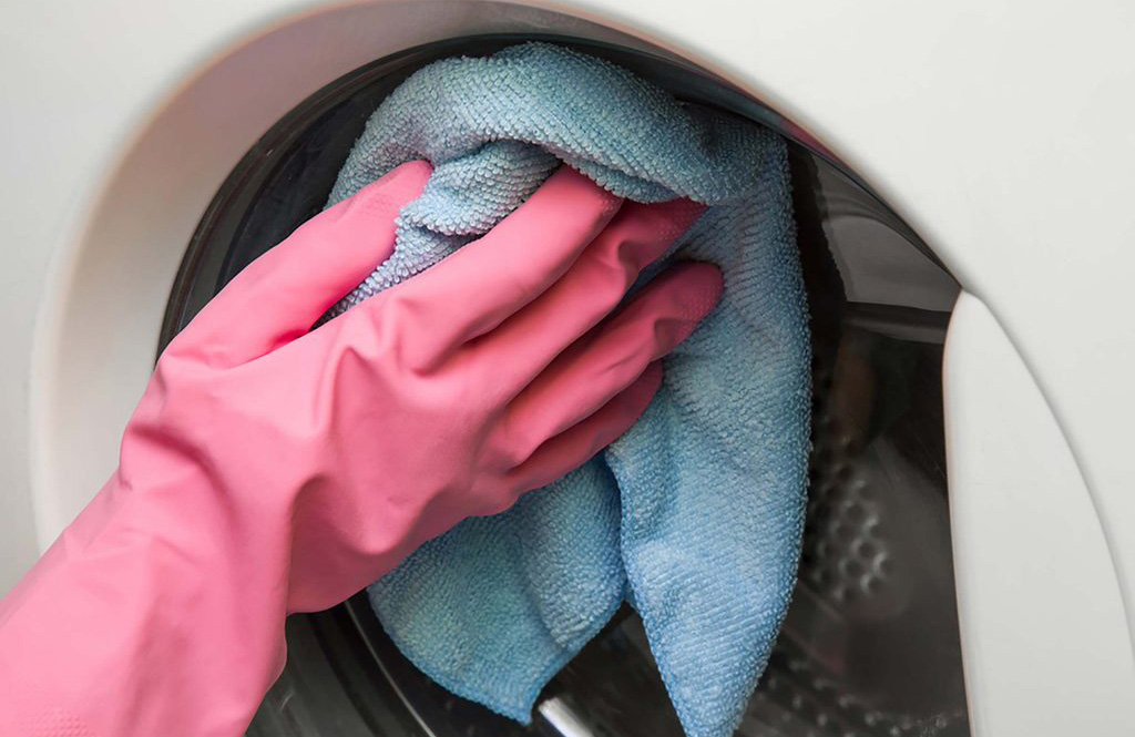 Mistake 9: Not cleaning the washing machine