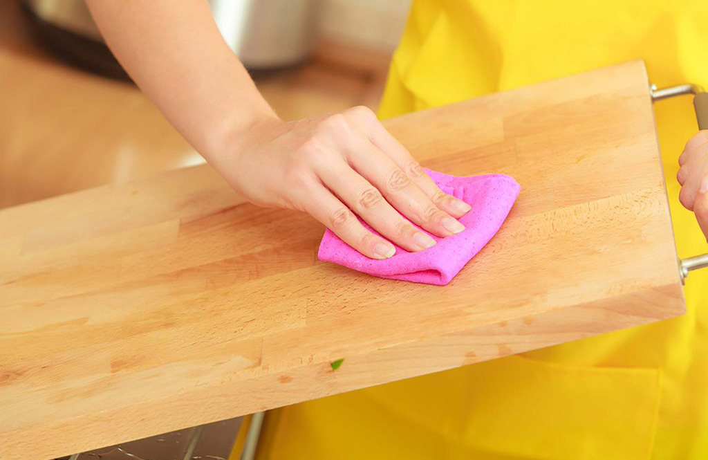 Mistake 10: Washing a cutting board with dish soap