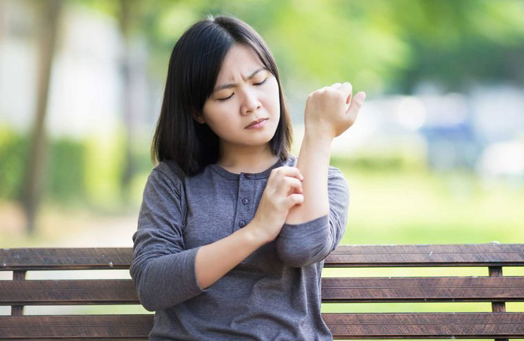 Shingles symptom: skin irritation on one side of the body