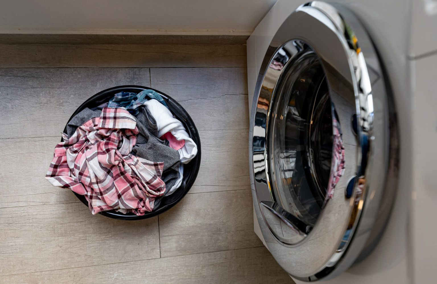 Collapsible clothing hampers