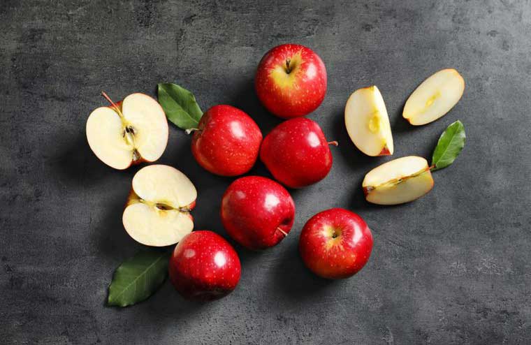 Apples: munch with green tea