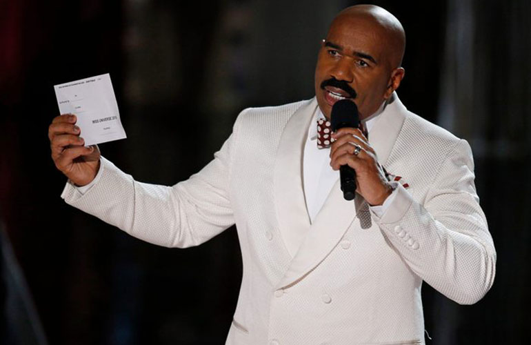 Steve Harvey names the wrong Miss Universe winner