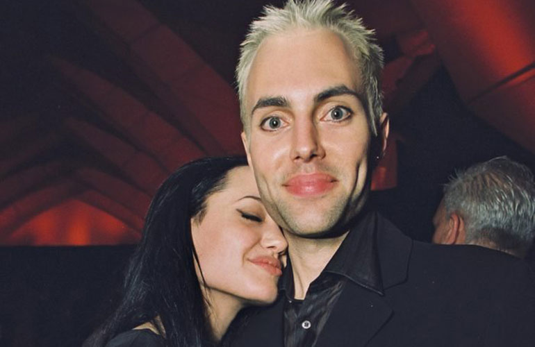 Angelina Jolie plants a smooch on her brother