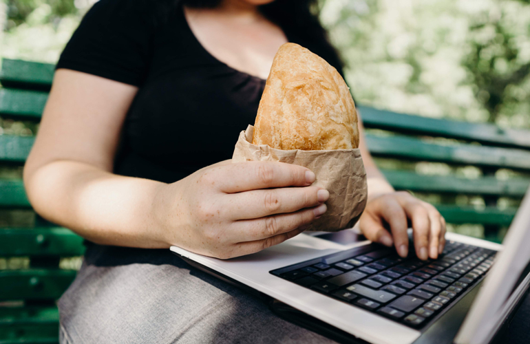 What happens when you eat while you’re stressed?