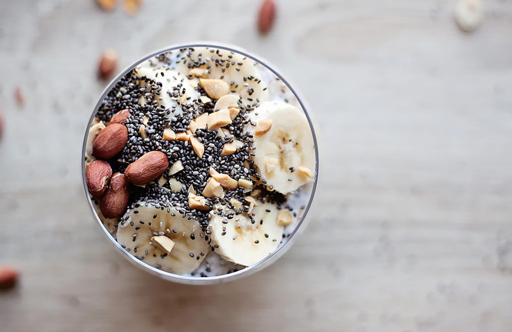 Make a yoghurt mix for breakfast