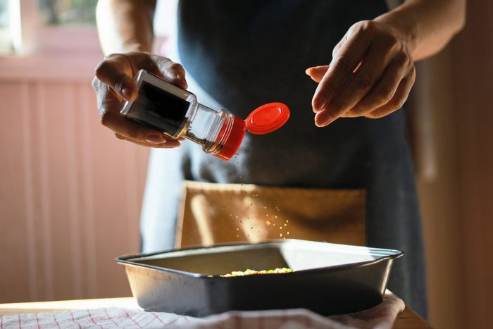 Sprinkle on spices to flavour food