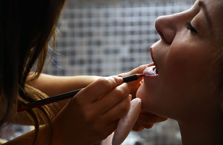 Overlining lips instead of injectable plumpers