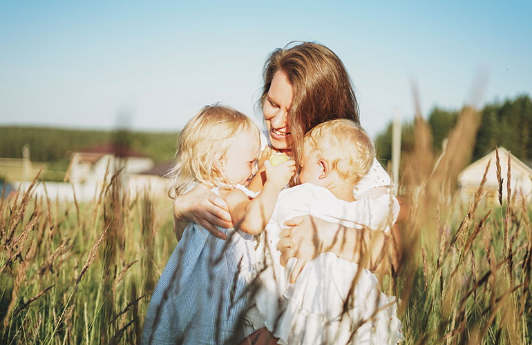 Twins may help mum live longer