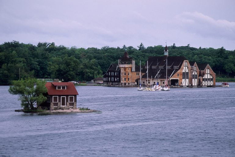 Just Enough Room Island, New York, USA