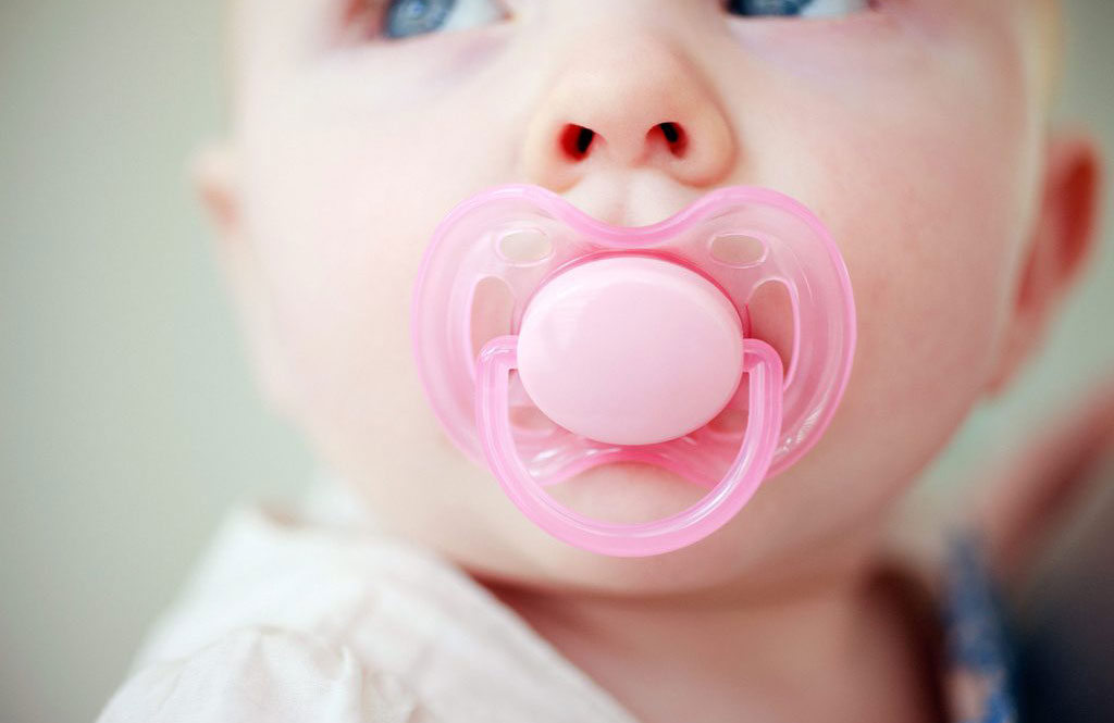 Cleaning your baby’s dummy with your own saliva? Healthy habit