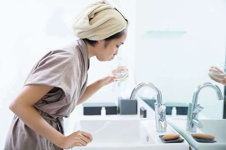 Gargling with mouthwash