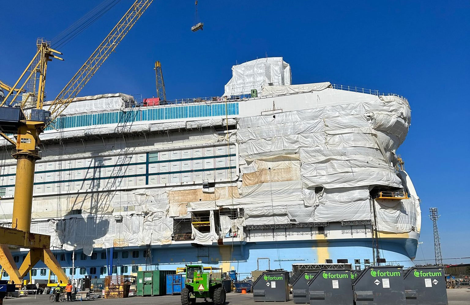 How is a cruise ship taken apart?
